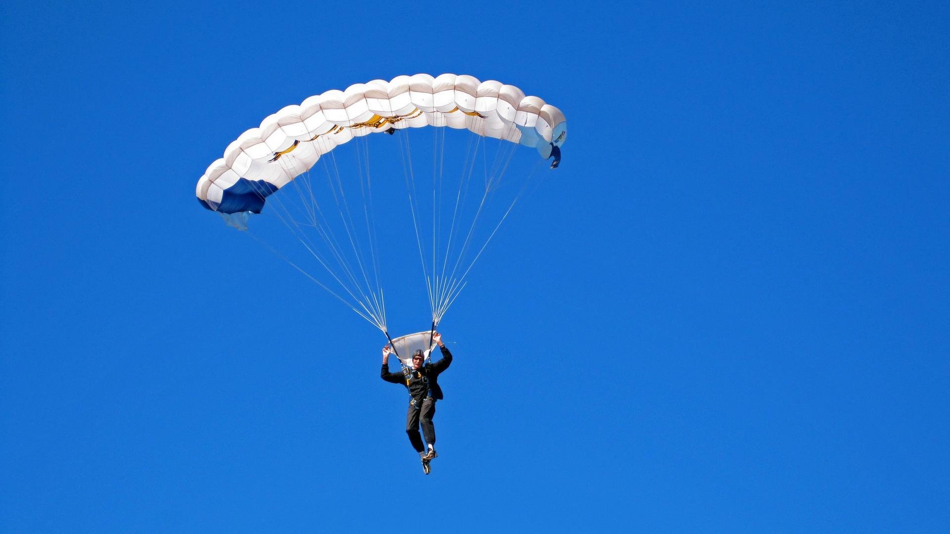 三双机器失灵，立棍单打破局，当掘金的精密仪器遇上篮网的流星锤